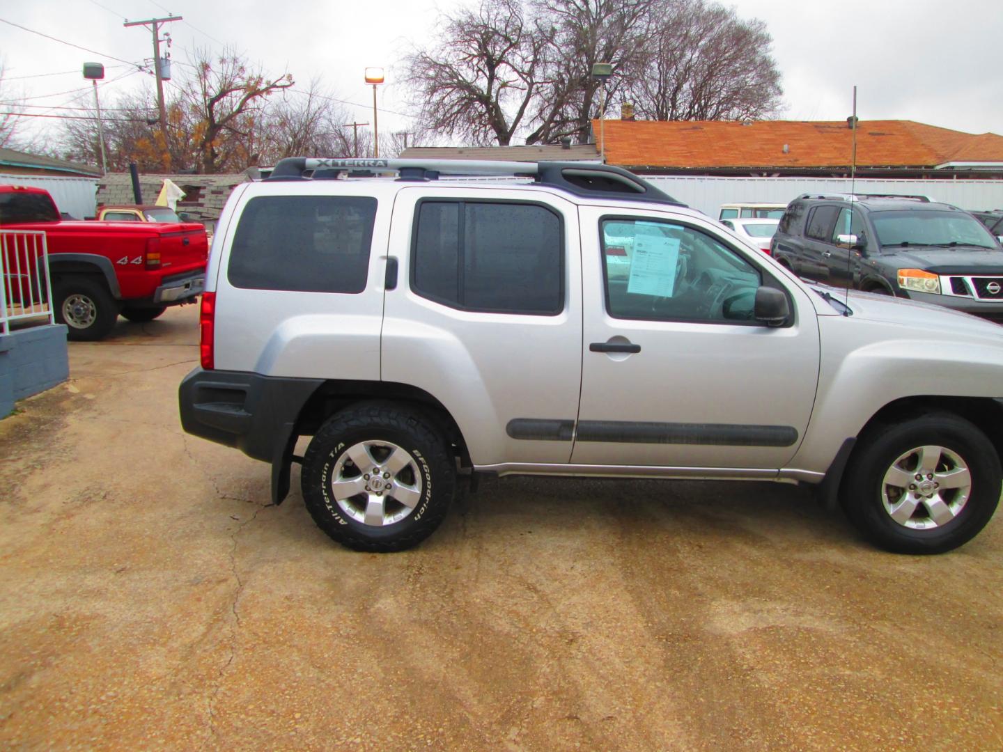 2011 SILVER Nissan Xterra Pro-4X 4WD (5N1AN0NW3BC) with an 4.0L V6 DOHC 24V engine, located at 1815 NE 28th St., Fort Worth, TX, 76106, (817) 625-6251, 32.795582, -97.333069 - Photo#3